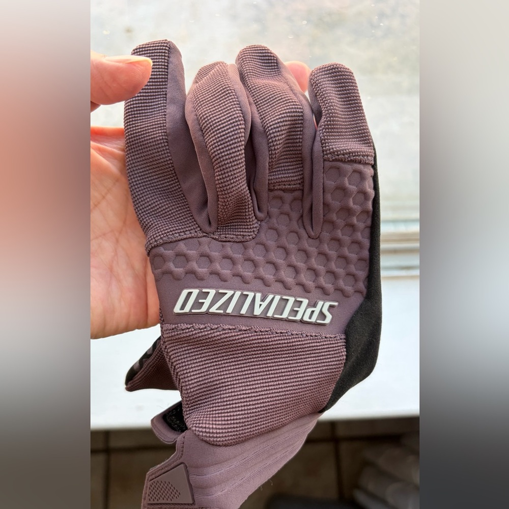 Women's Trail Shield Glove Long Finger cast umber the color looks brown is not